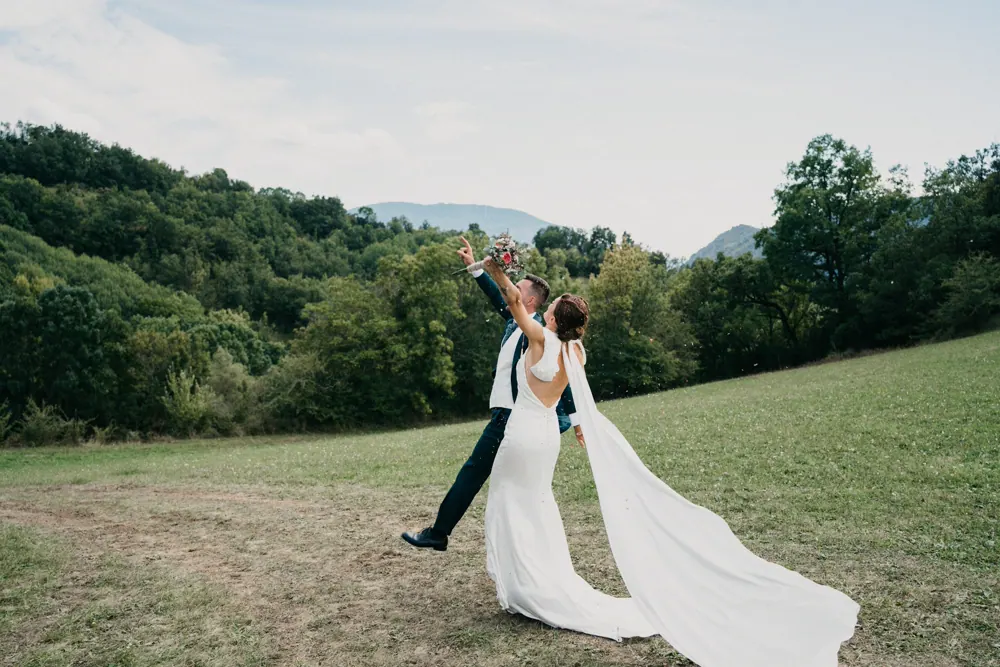 Los novios celebran juntos en un prado