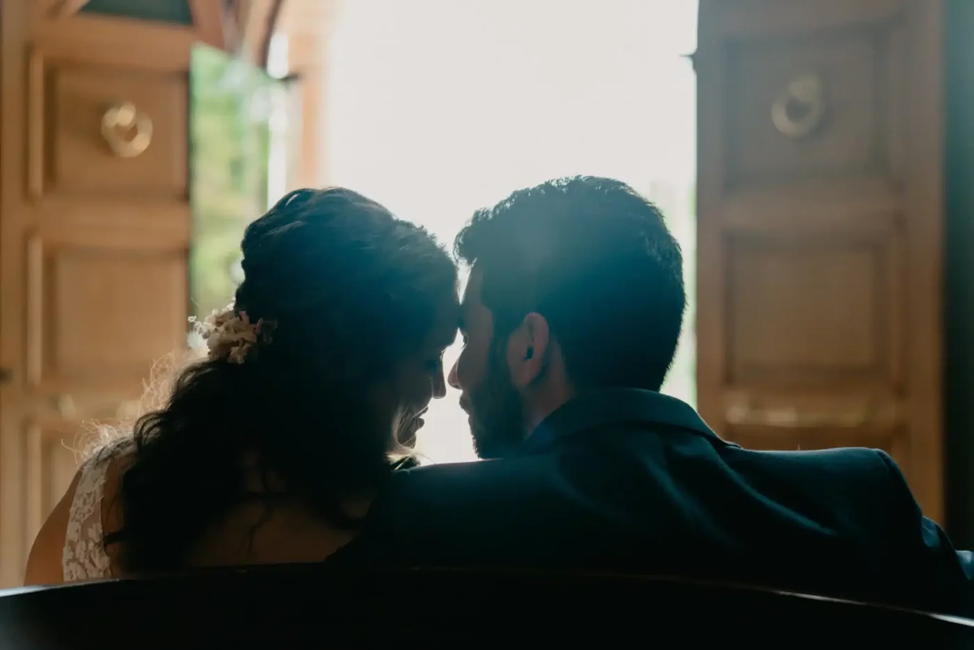 Los novios se acercan en un momento íntimo durante la ceremonia