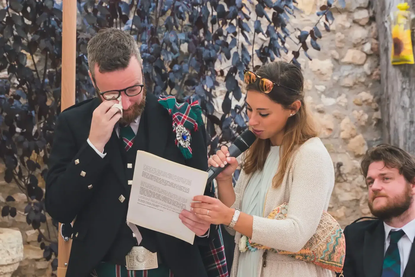 Emoción del novio durante la lectura en la ceremonia
