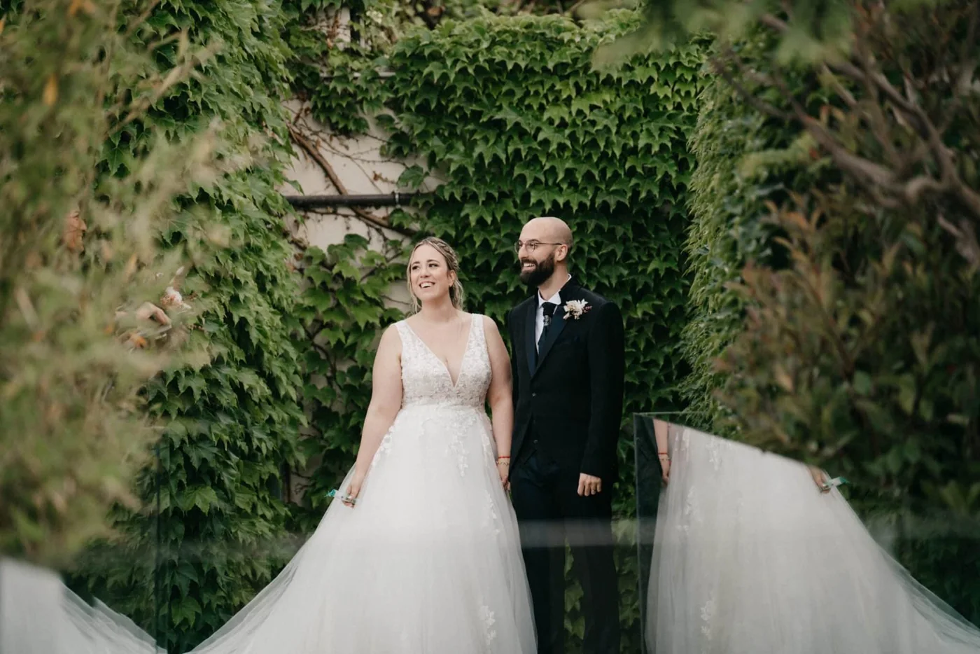 Pareja paseando entre la vegetación del jardín