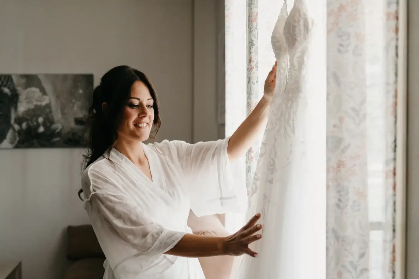 La novia junto a la ventana durante sus preparativos